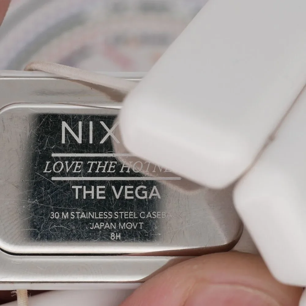 Nixon The Vega White Bangle Bracelet Watch New Battery Crystal Damage